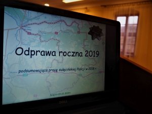 Ekran laptopa wyświetlający slajd tytułowy Odprawa Roczna za rok 2018.