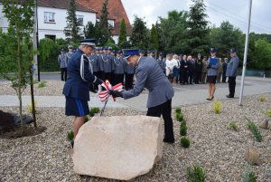 Panie Generał wraz z Komendantem Powiatowym Policji w Sulęcinie odsłaniają pamiątkowy kamień.
