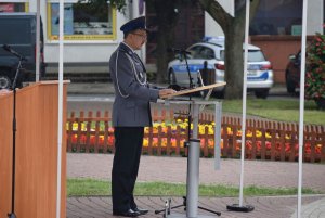 Komendant Powiatowy Policji w Sulęcinie wygłasza przemówienie okolicznościowe.