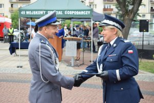 Komendant Powiatowy Policji odbiera akt mianowania na stopień Inspektora z rąk Pani Generał.