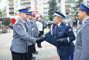 Pani Generał wraz z Komendantem Powiatowym Policji w Sulęcinie wręczają wyróżnienia przyznane przez Komendanta Głównego Policji.