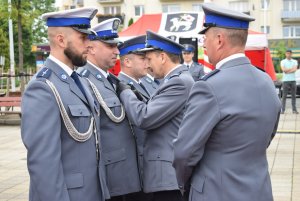 Komendant Powiatowy Policji w Sulęcinie w towarzystwie przedstawiciela związków zawodowych policjantów wręcza medale przyznane przez związki.