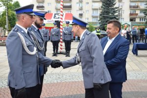 Wójt Słońska wraz z szefem sulęcińskich policjantów wręcza list gratulacyjny wyróżnionemu policjantowi.