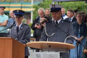 Policjant składa podziękowania w imieniu odznaczonych, awansowanych i wyróżnionych.