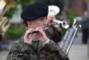 Żołnierka podczas występu orkiestry.