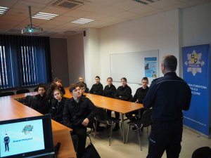Aspiranty Sztabowy Andrzej Barciński prowadzi spotkanie dla uczniów klas mundurowych.