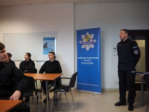 Komendant Powiatowy Policji w Sulęcinie podczas swojego wystąpienia skierowanego do uczniów klas mundurowych.
