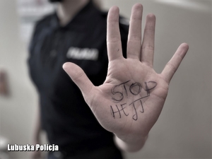 Policjantka trzyma otwartą dłoń z napisem stop hejt.