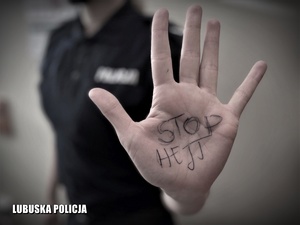 Dłoń policjantki, na której widnieje napis stop hejt.