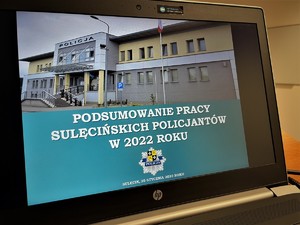 Ekran laptopa z wyświetlonym slajdem tytułowym Podsumowanie pracy sulęcińskich policjantów w roku 2022.