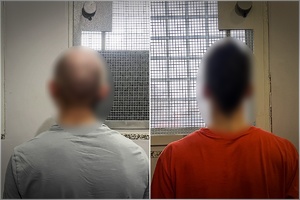 Zatrzymani mężczyźni stoją tyłem do zdjęcia na tle okratowanych okien policyjnej celi. Ich twarze nie są widoczne.
