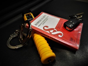 Kodeks Karny, urządzenie Alcoblow, kajdanki oraz kluczyki samochodowe.