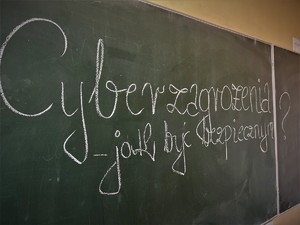 Tablica szkolna z napisem Cyberzagrożenia - jak być bezpiecznym?