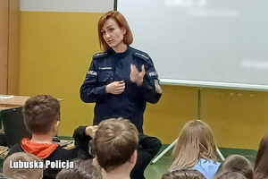 Policjantka prowadzi spotkanie edukacyjne dla uczniów klas IV oraz V.